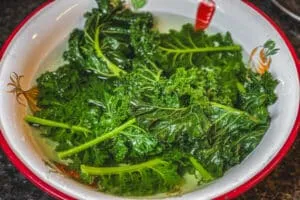 Blanchierter Grünkohl wird nach dem Kochen in kaltem Wasser abgeschreckt.