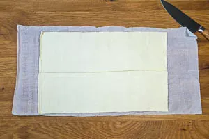 Blätterteig ausrollen und halbieren