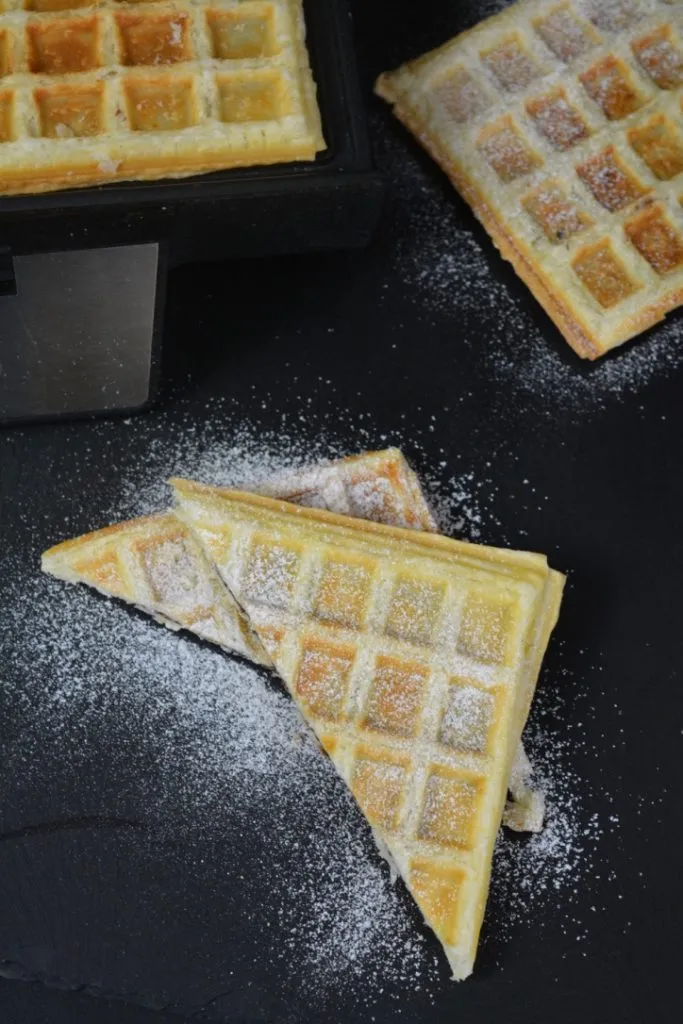 Blätterteig-Nutella-Waffeln auf einem Teller