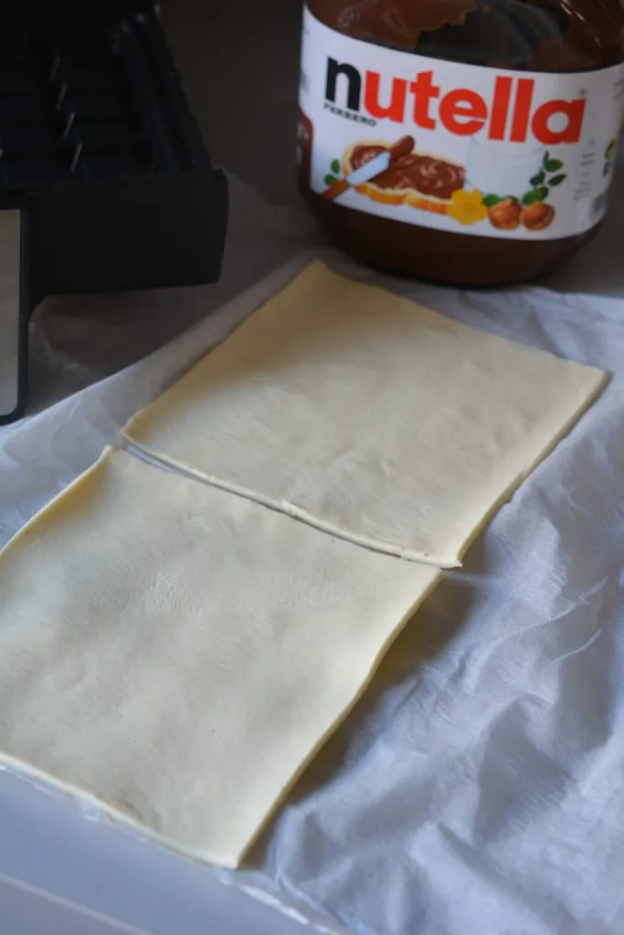 Blätterteig-Quadrate für Nutella-Waffeln vorbereiten