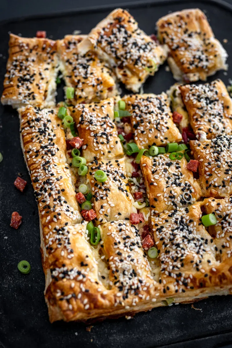 Blätterteig-Snack mit Sucuk, Tomaten und Käse