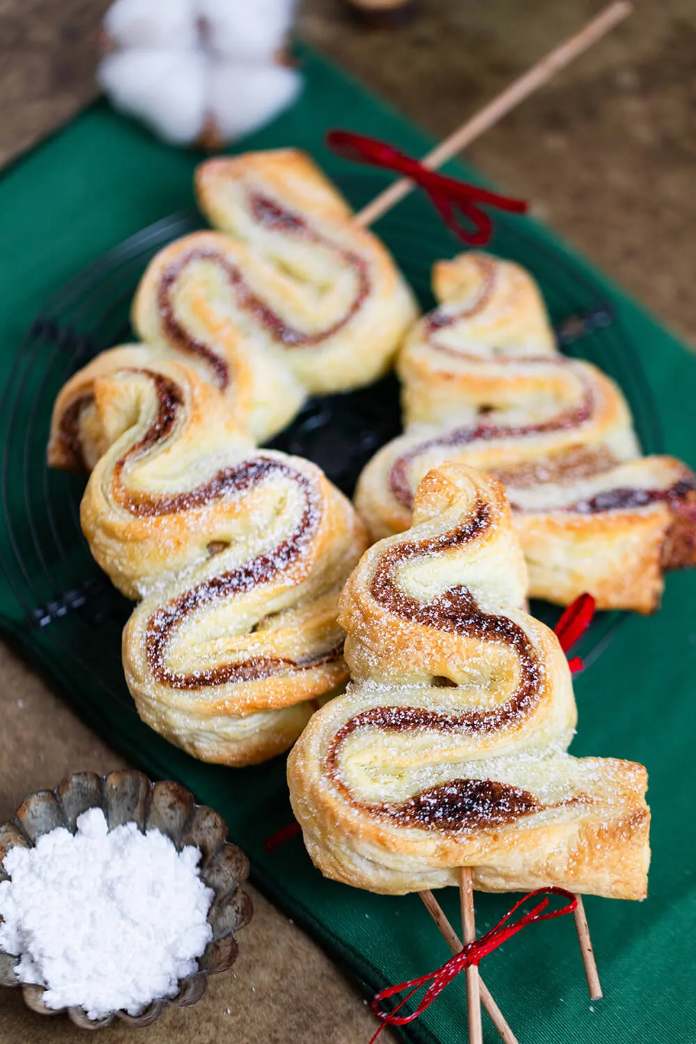 Blätterteig-Tannenbäume als süßer Snack für Weihnachten