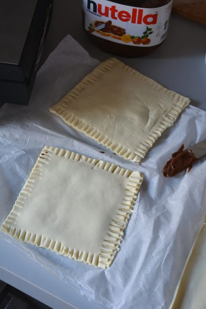 Blätterteig-Waffeln mit Gabelrändern versiegeln