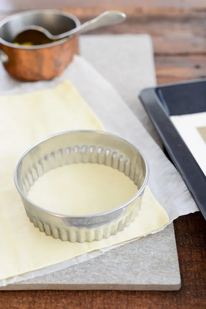 Blätterteigkreise auf einem Backblech ausgelegt