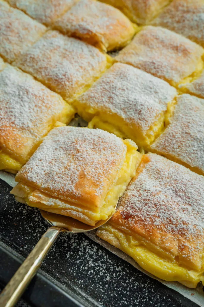 Blätterteigkuchen mit Puddingcreme und Apfel