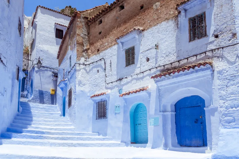 Blau getünchte Gassen in Chefchaouen, Marokko, ein malerisches Reiseziel