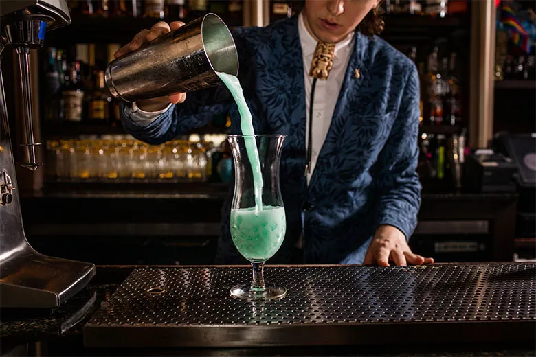 Blauer Cocktail Blue Hawaii mit Ananas und Cocktailkirsche