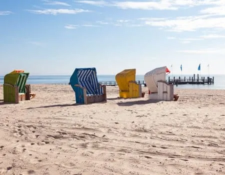 Blick auf das ruhige Meer und einladende Liegestühle am feinen Hundestrand Utersum auf Föhr, Nordsee