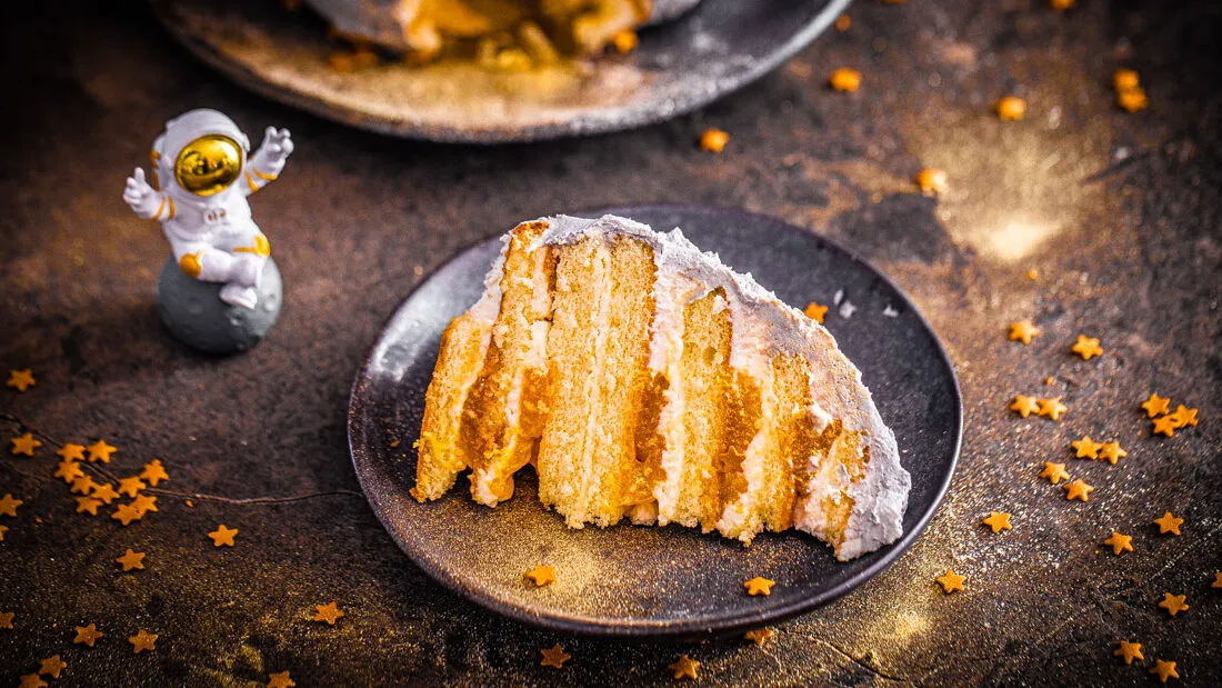 Blick auf den dekorierten Mondkuchen mit goldenem Glitzer