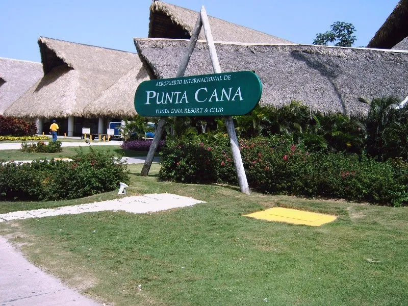 Blick auf den Flughafen Punta Cana mit Palmen im Vordergrund