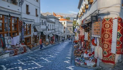 Blick auf die atemberaubende Küste Albaniens, ideal für studentische Abenteuerreisen