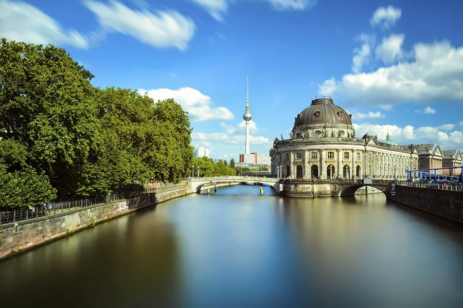 Blick auf die Berliner Museumsinsel mit historischen Gebäuden und der Spree, ideal für kulturelle Städtereisen im Mai