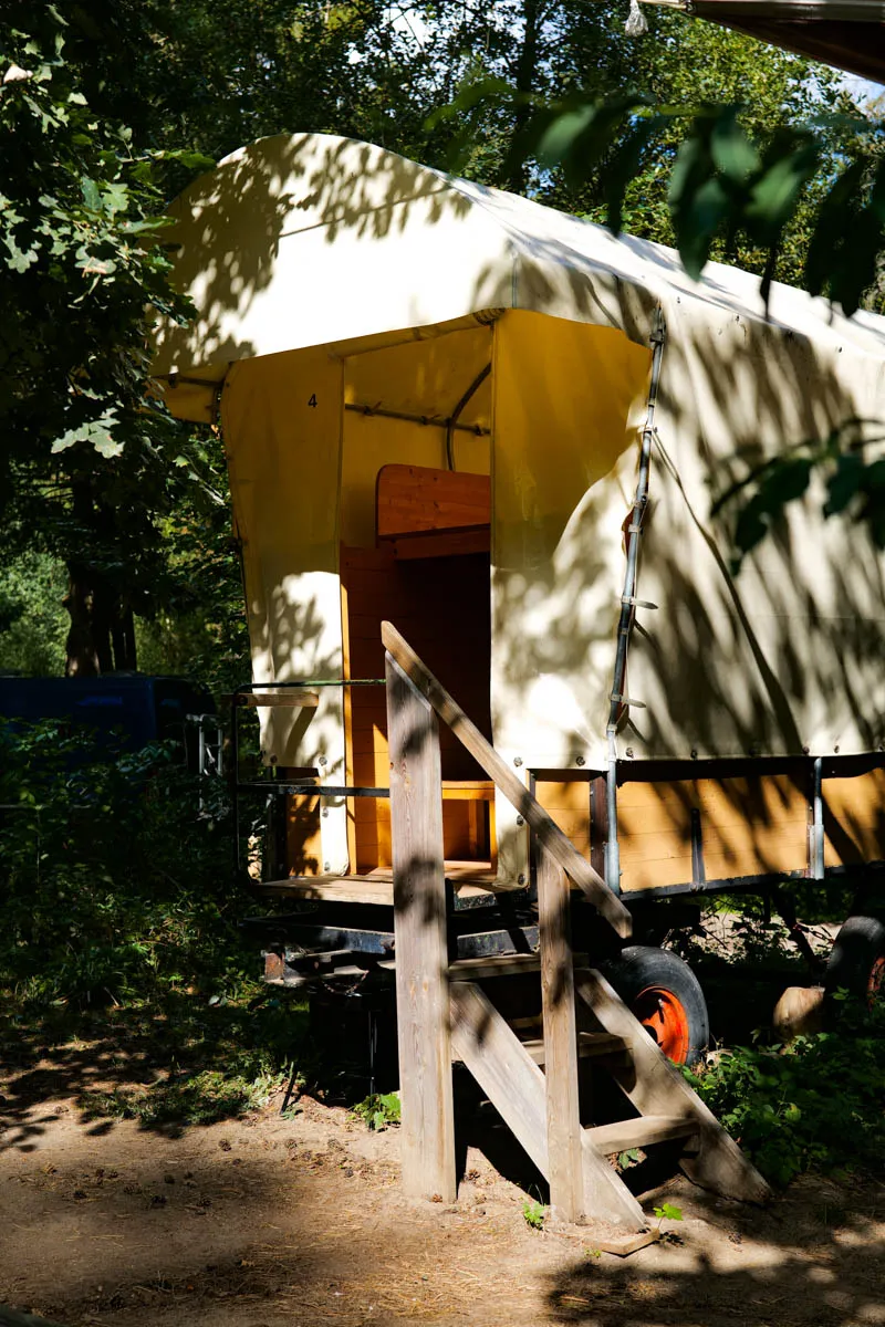 Blick auf die besonderen Unterkünfte Tipi und Planwagen im Schaalsee-Camp
