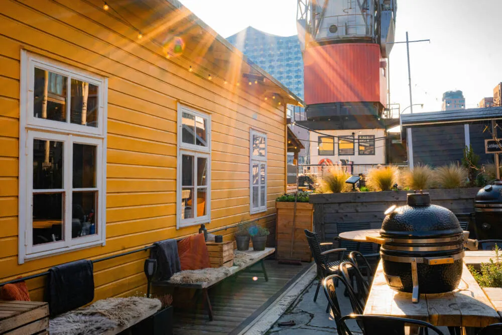 Blick auf die Elbphilharmonie vom Hausboot-Restaurant Aska im Sandtorhafen