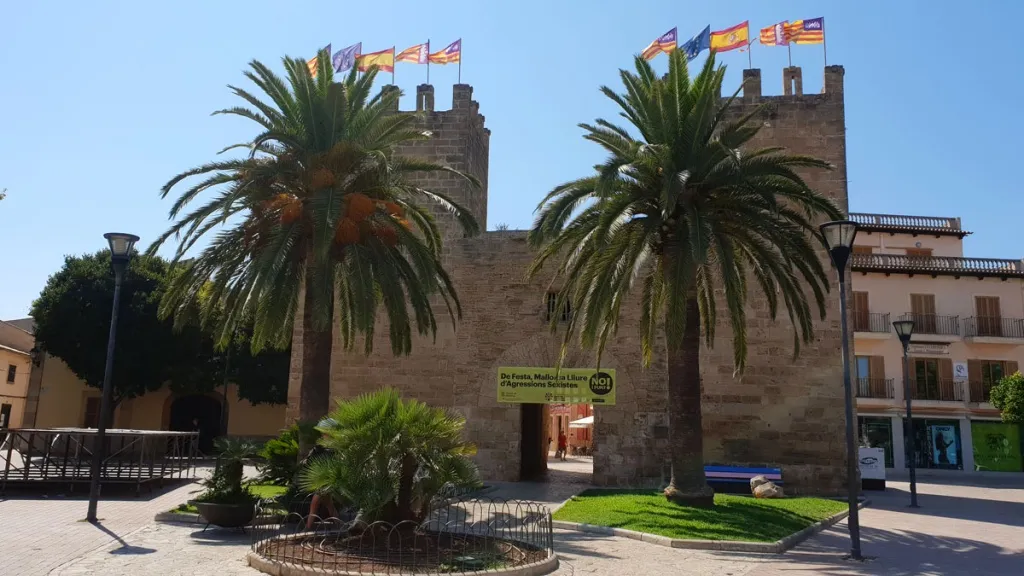 Blick auf die historische Stadtmauer und ein weiteres Stadttor in Alcúdia