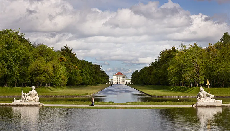 Blick auf die Kaskade und den Schlossgarten Nymphenburg mit dem Hauptschloss im Hintergrund