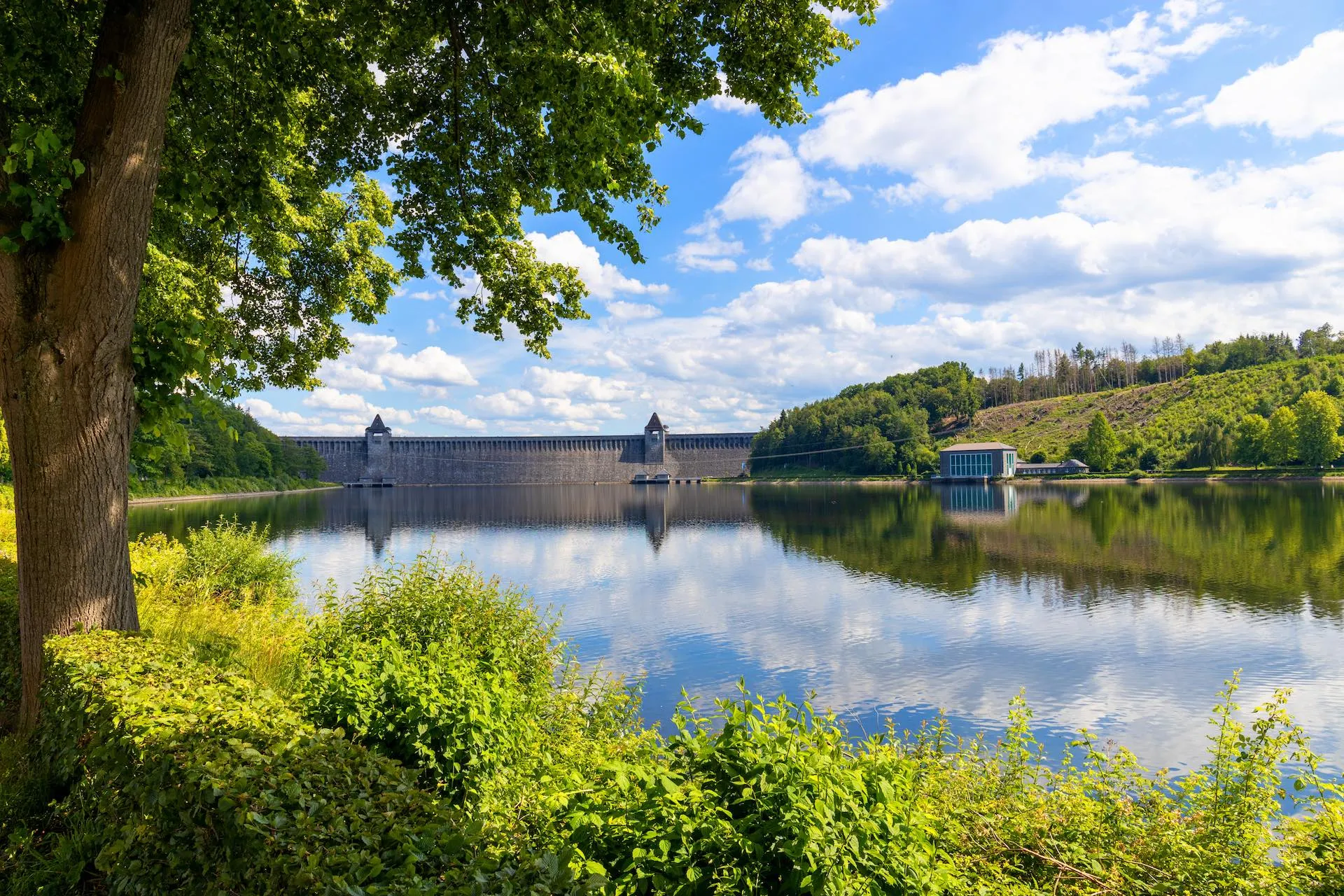 Blick auf die Möhnetalsperre im Sauerland