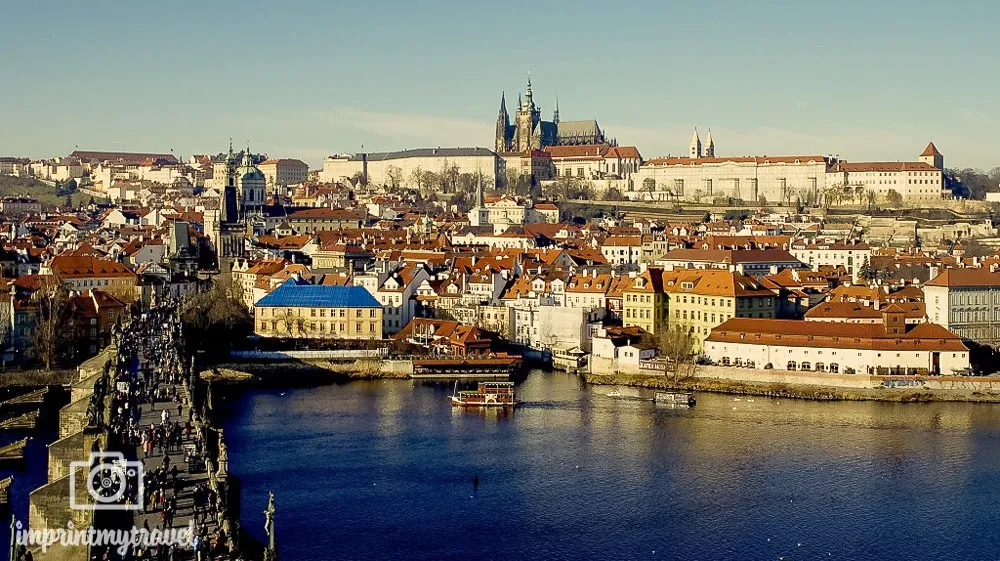 Blick auf die Prager Burg bei Sonnenuntergang
