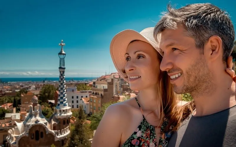 Blick auf die Sagrada Familia und die Skyline von Barcelona bei Sonnenuntergang