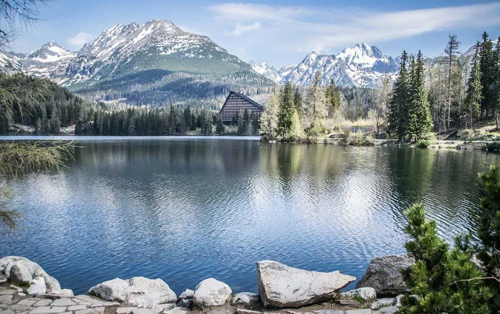 Blick auf die schneebedeckten Gipfel der Hohen Tatra in der Slowakei