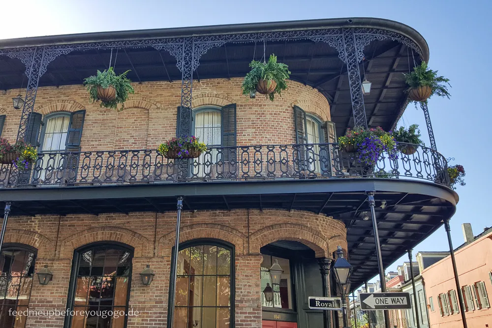 Blick auf eine Gasse im French Quarter, mit bunten Häusern und architektonischen Details, die zum Charme von New Orleans beitragen.