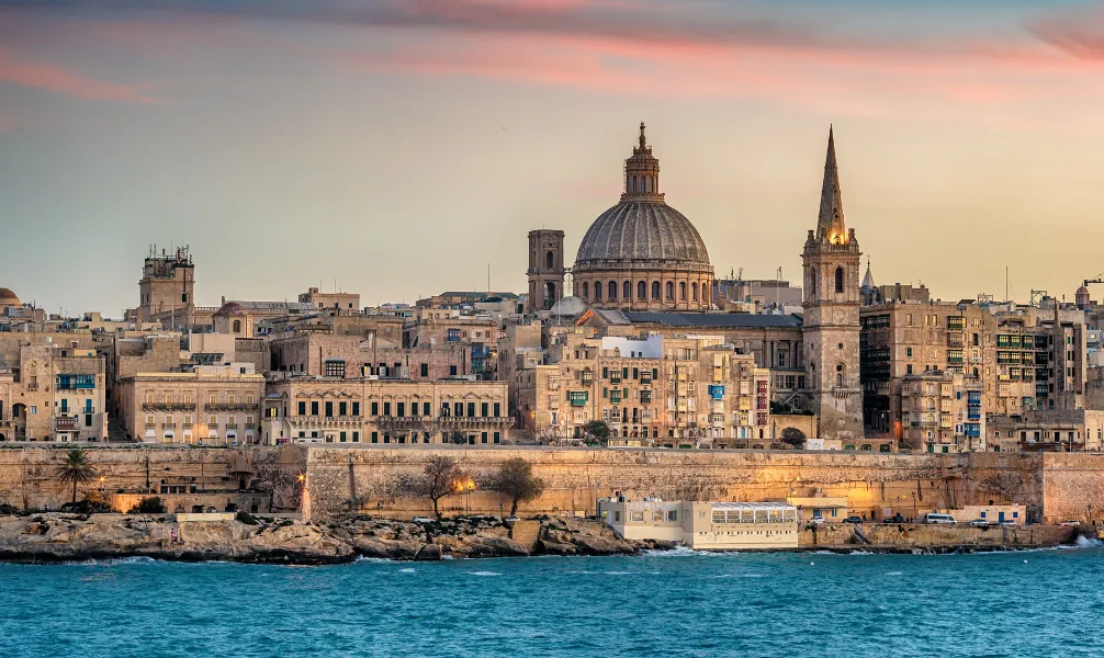 Blick auf eine malerische Bucht in Malta