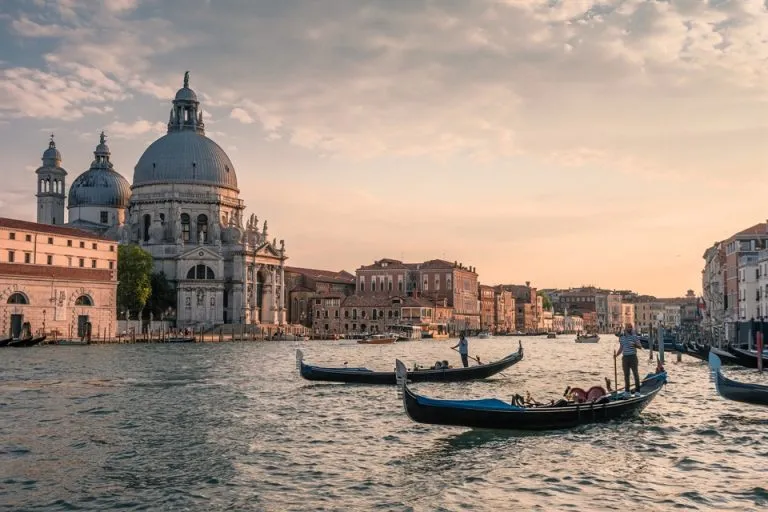 Blick auf einen Kanal in Venedig mit Gondeln und historischen Gebäuden