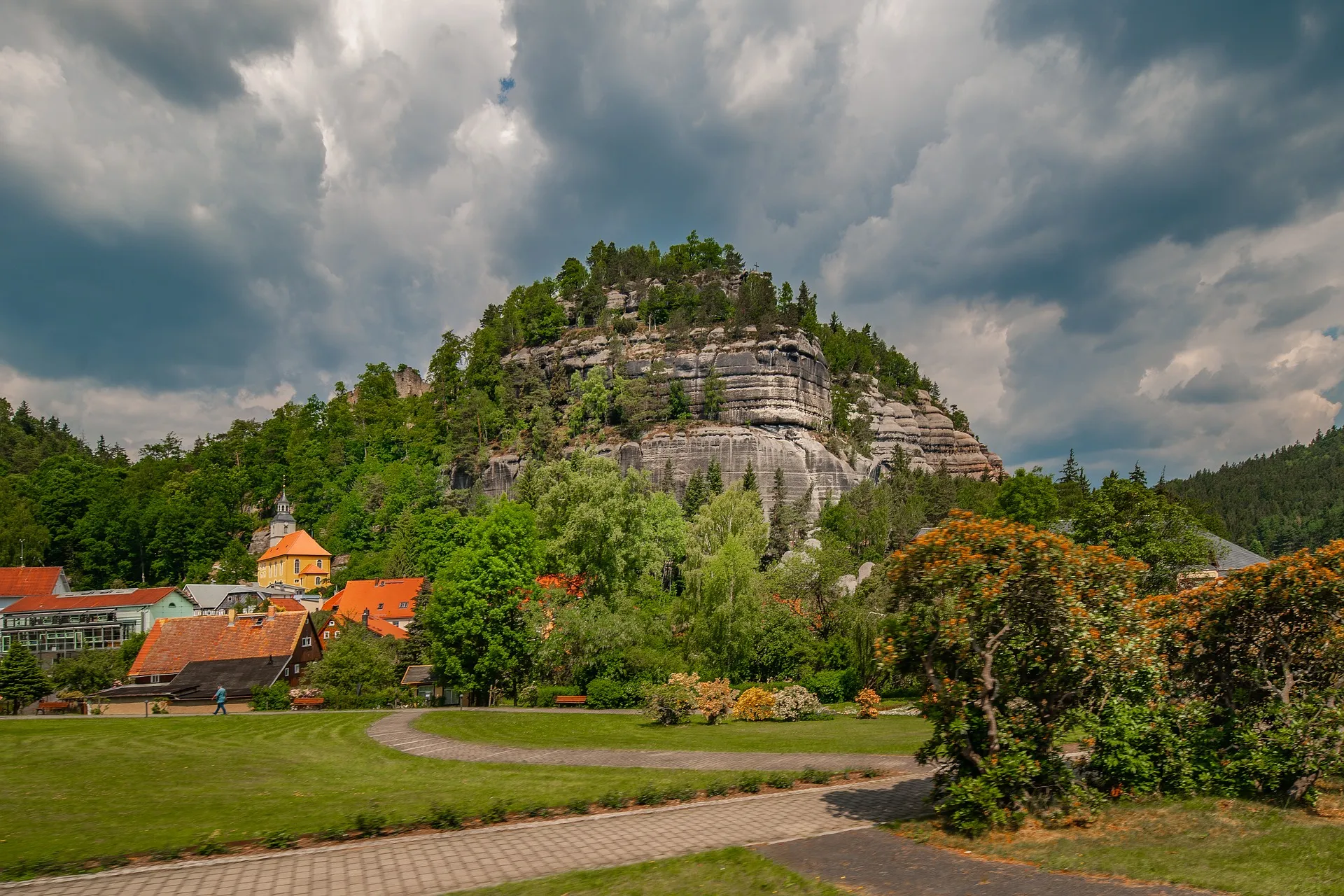 Blick auf Oybin im Zittauer Gebirge mit der markanten Bergkirche