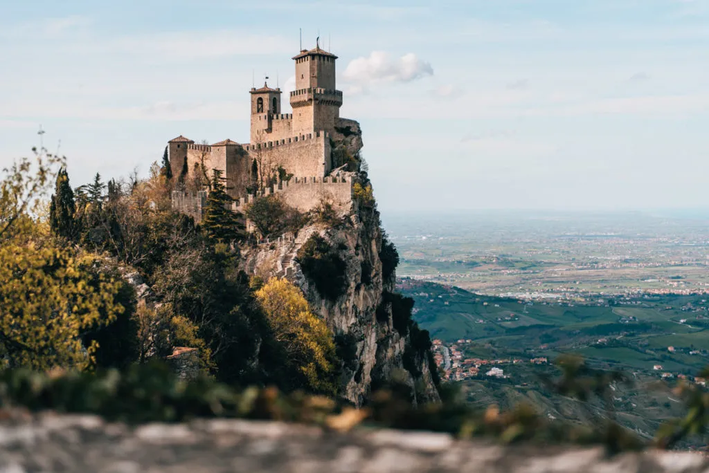 Blick auf San Marino mit den drei Türmen