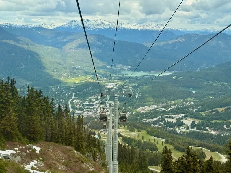 Blick auf Whistler aus luftigen Höhen in der Gondel.