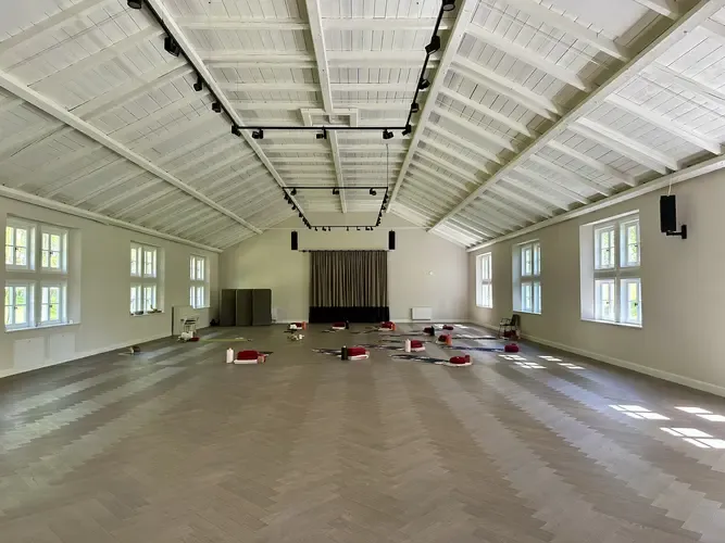 Blick in die Yoga-Reethalle mit Fußbodenheizung