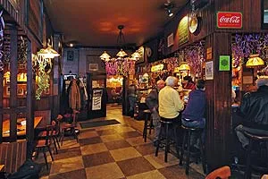 Blick ins Innere der Ampütte Essen, wo Gäste traditionelles deutsches Essen genießen
