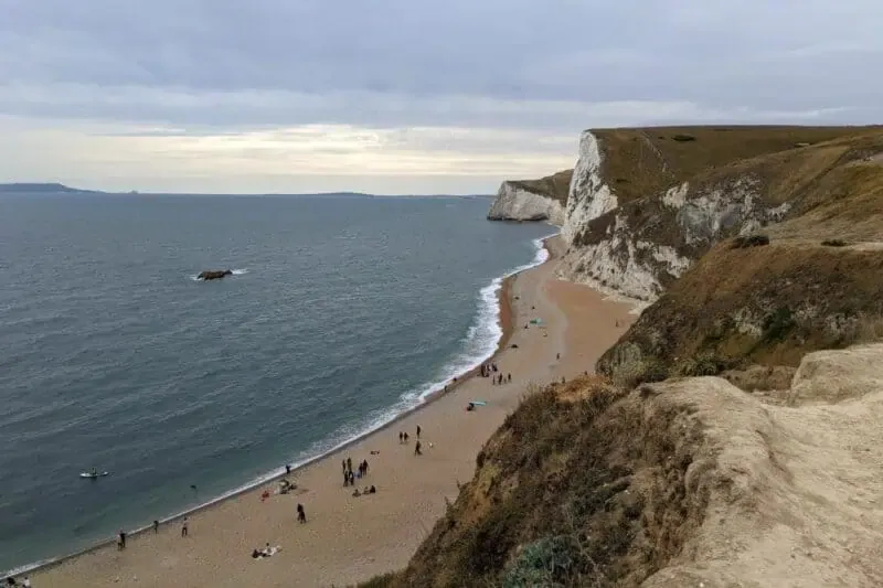 Blick über den Strand und die benachbarten Klippen beim Durdle Door