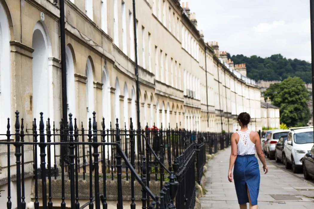 Blick über die Dächer von Bath, grüne Hügel im Hintergrund