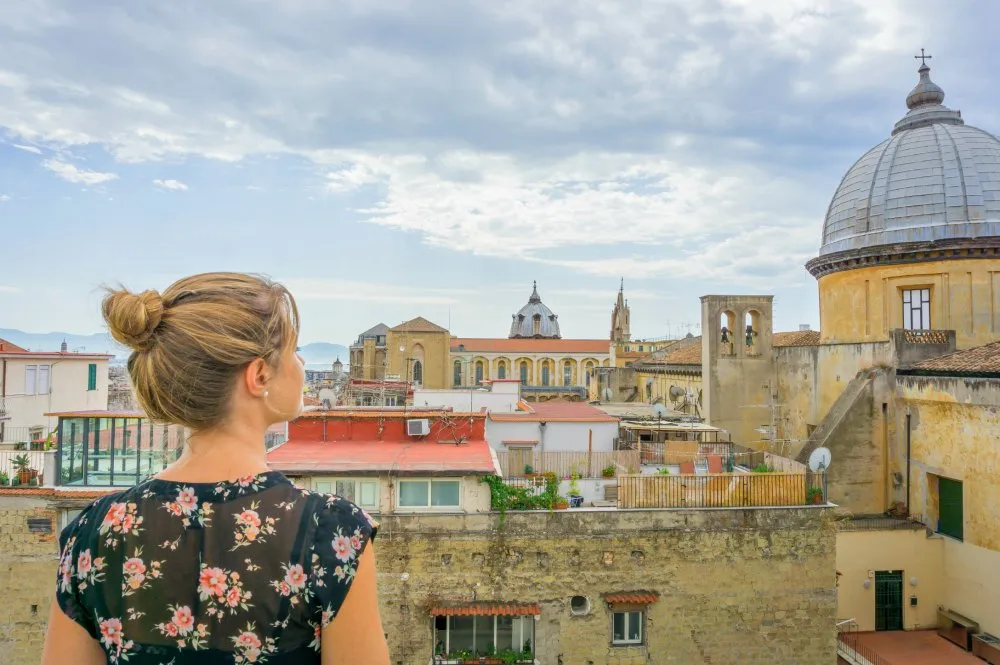 Blick über die historischen Dächer von Neapel mit dem Vesuv im Hintergrund