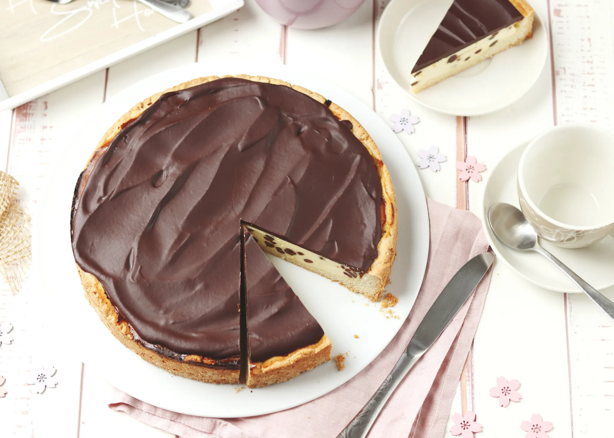 Blick von oben auf den glänzenden Schoko Käsekuchen mit einer dicken Schokoganache.