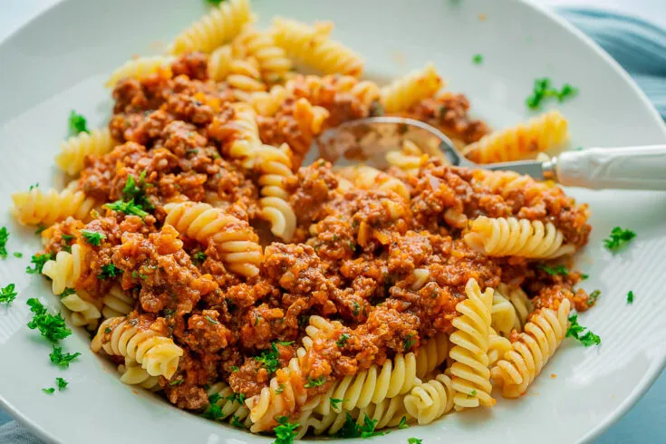 Blitz-Bolognese mit Pasta, ein schnelles und beliebtes Mittagessen für die ganze Familie
