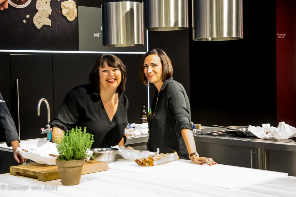 Bloggerinnen beim AEG Kochduell auf der IFA 2015 in Berlin, mit Fokus auf moderne Küchengeräte und die AEG Waffeleisen Präsentation