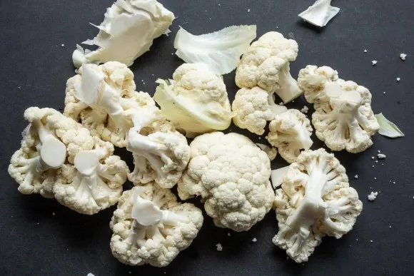 Blumenkohl in Röschen geteilt, eine hervorragende kohlenhydratfreie Alternative für Lachsrezepte