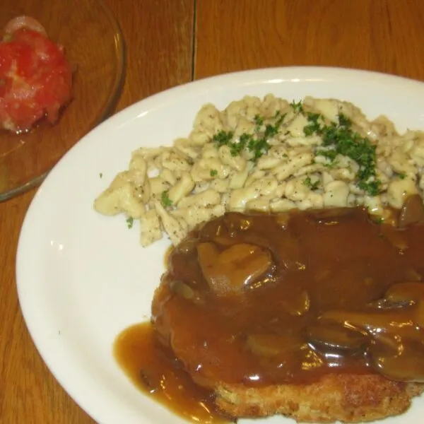 Blumenkohl Jäger Schnitzel mit Spätzle und gemischtem Salat
