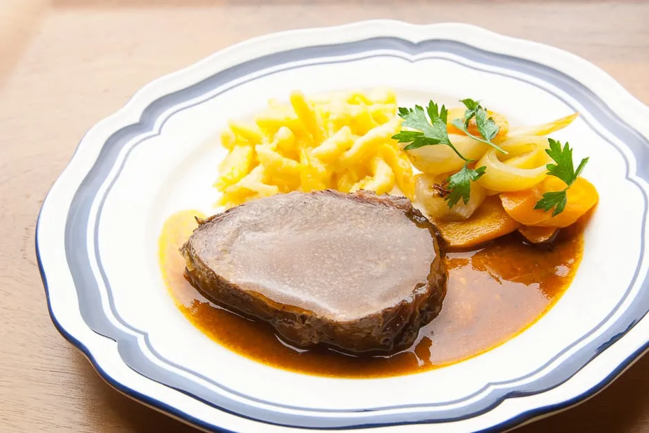 Böfflamott mit Spätzle und Gemüse