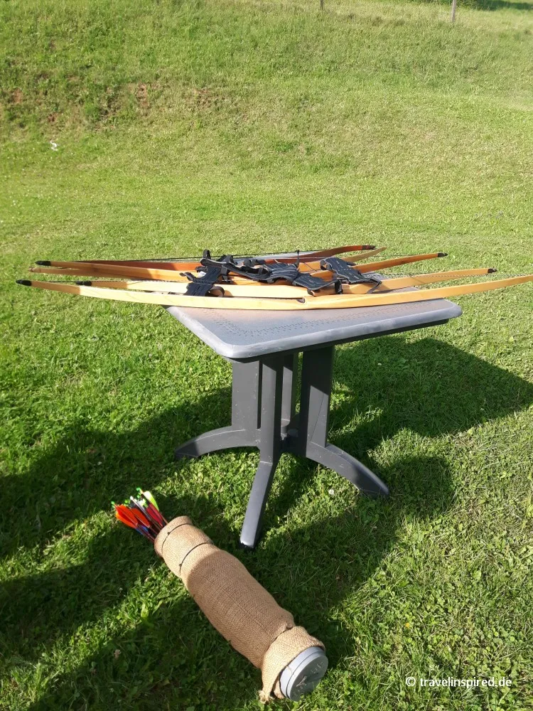 Bogenschiessausrüstung von Fuchs &amp; Stier auf einer Wiese im Nürnberger Land