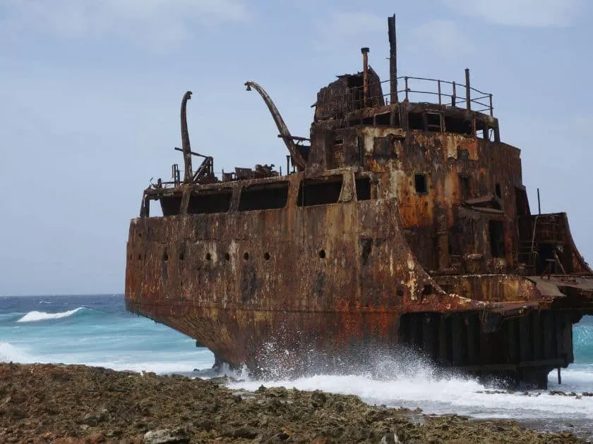 Bootsfahrt nach Klein Curaçao mit Katamaran und türkisfarbenem Wasser