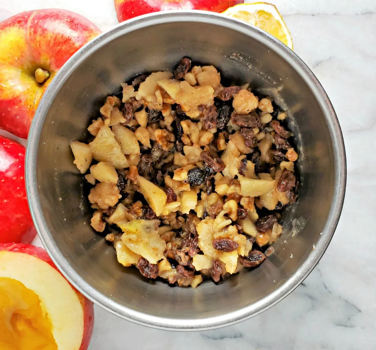 Bratapfel-Füllung mit Walnüssen und Rosinen in einem Apfel