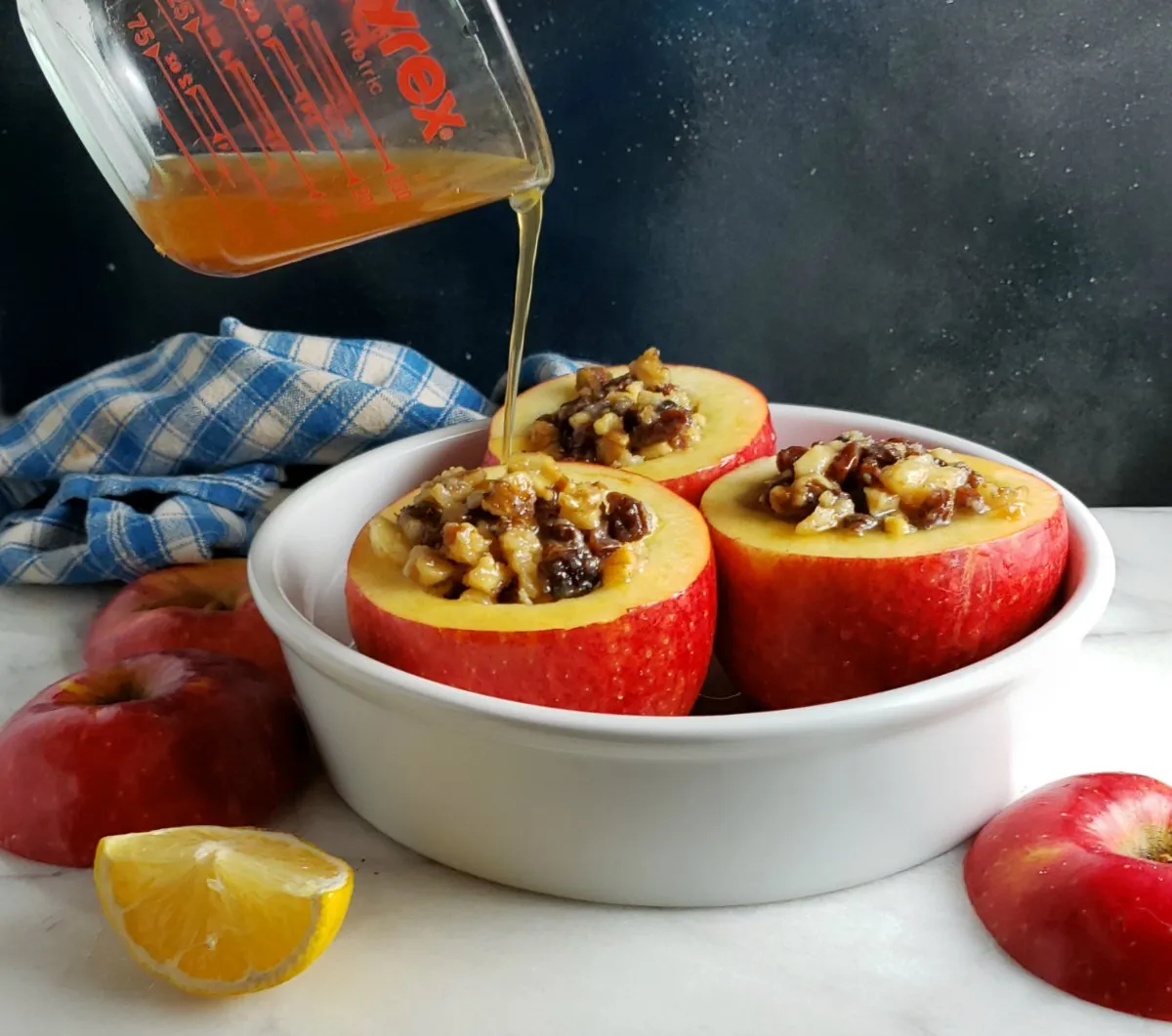 Bratäpfel in einer Backform mit Apfelsaft beträufelt