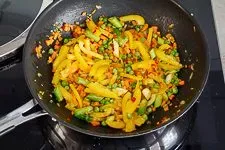 Bratpfanne mit angedünstetem Gemüse und Gewürzen für die asiatische Reispfanne