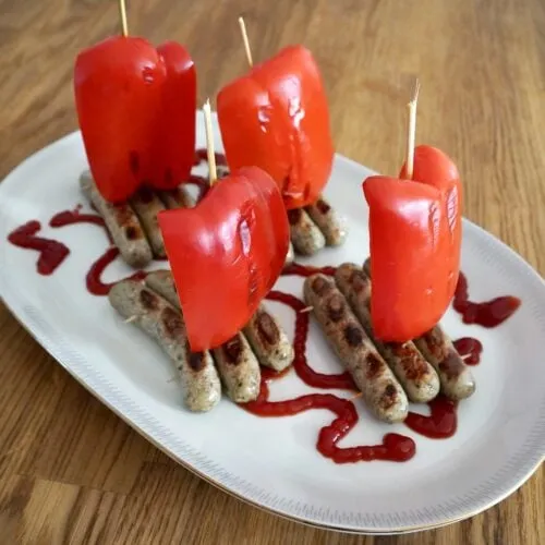 Bratwurst-Flöße mit Paprika-Segel vom Kontaktgrill