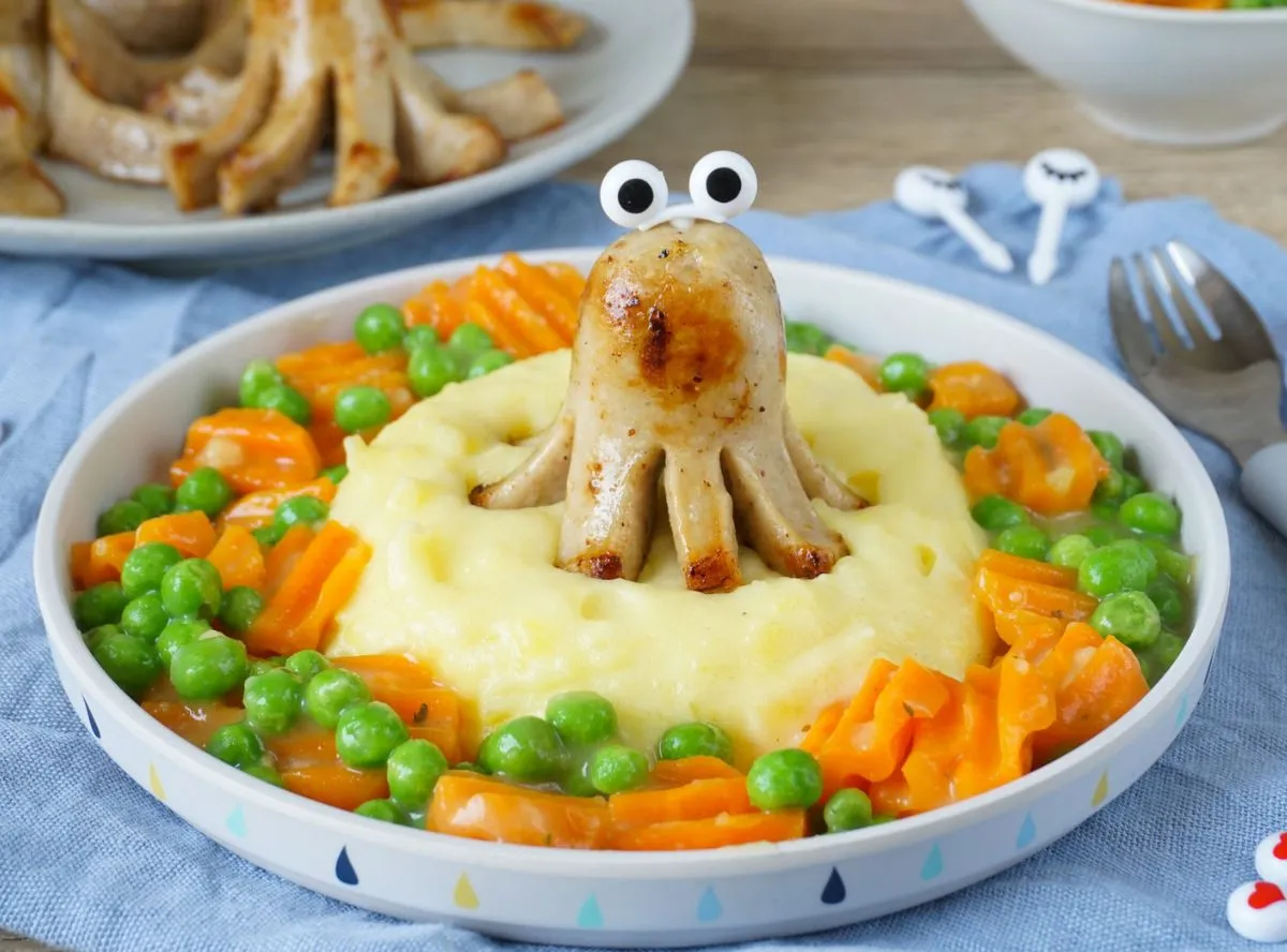 Bratwurst-Krake mit Kartoffelbrei und Mischgemüse