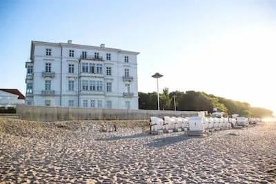 Breiter Sandstrand an der Mecklenburger Bucht mit Strandkörben und ruhigem Wasser