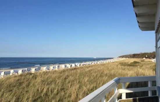 Breiter Strand von Kühlungsborn mit Dünen und blauem Himmel